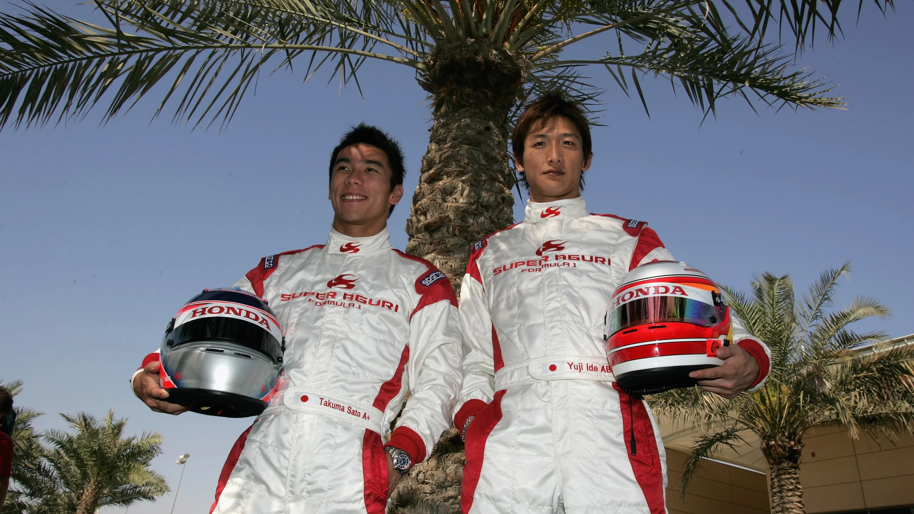 Sakhir, Bahreïn - 09 mars: Takuma Sato et Yugi Ide du Japon et Super Aguri F1 pose pour